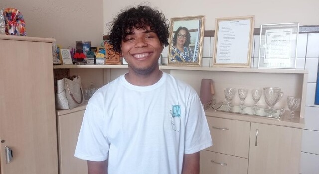 Ex-cantor de arrocha, jovem feirense conquista o sonho de passar em Medicina na Uefs