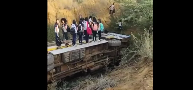 Ônibus com estudantes tomba em cidade do norte da Bahia; professora fica ferida
