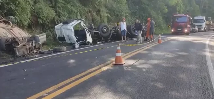 Batida entre picape e caminhonete deixa um morto e quatro feridos no sudoeste da Bahia