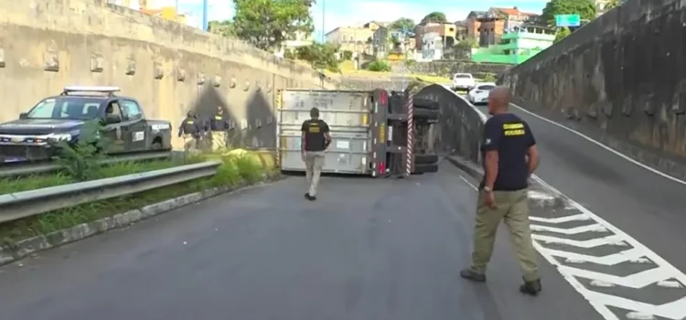 Carreta que transportava água de coco tomba na Via Expressa, em Salvador, e deixa trânsito lento