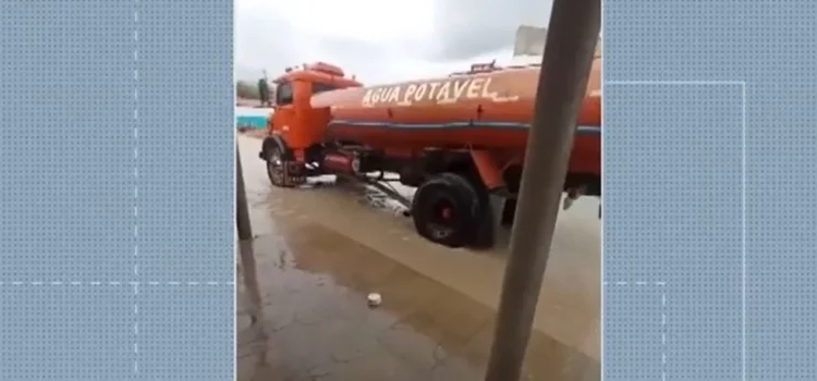Ruas ficam alagadas e estradas vicinais intransitáveis em cidade do norte da Bahia
