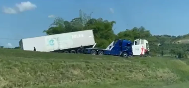 Acidente com caminhão provoca longo engarrafamento na BR-324