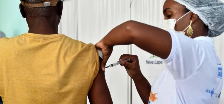 Adesão à vacina bivalente contra Covid-19 é de menos de 10% na Bahia