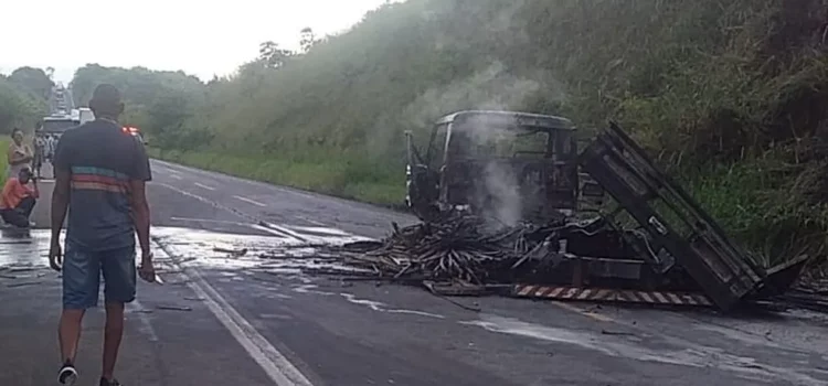 Homem que morreu após batida entre carro e caminhão na BR-101 era radialista