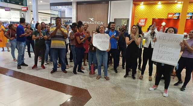 Manifestação de trabalhadores no Shopping Boulevard pede mais segurança e redução de horário na Micareta
