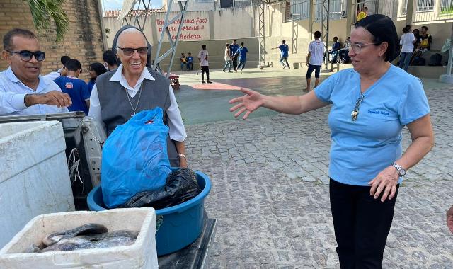 Semana Santa: associação doa mais de 70 kg de peixes a entidades de Feira de Santana