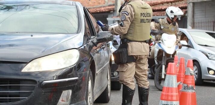 Blitz do Detran em parceria com a PM garante segurança dos foliões da Micareta de Feira