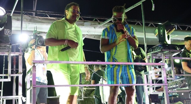 É o Tchan encerra show na Micareta após técnico inalar fumaça e desmaiar
