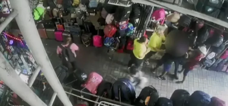 Câmera de vigilância flagra roubo a estudante em comércio no Centro de Salvador