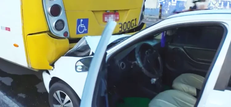 Acidente envolvendo ônibus e dois carros deixa trânsito lento na Av. San Martin, em Salvador