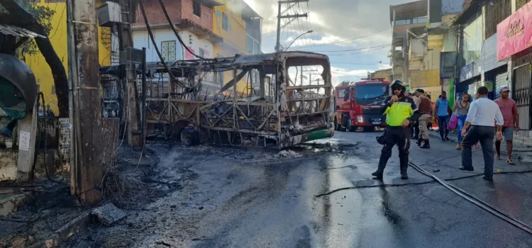 Ônibus é incendiado na Sussuarana, em Salvador, dez dias após primeiro ataque a coletivo no bairro
