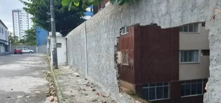 Caminhão perde freio, desce ladeira e atinge quatro carros em bairro de Salvador
