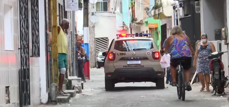 Vendedor de polpas é baleado em troca de tiros entre PMs e suspeitos na Bahia; trabalhador voltava para casa quando foi atingido
