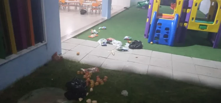Creche municipal é arrombada, tem janelas quebradas e alimentos jogados pelo chão no bairro do Cassange, em Salvador