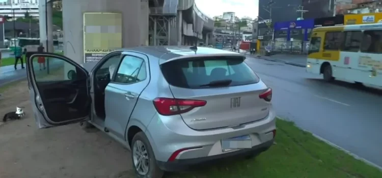 Motorista perde controle da direção de veículo, invade canteiro e bate em pilastra do metrô em Salvador