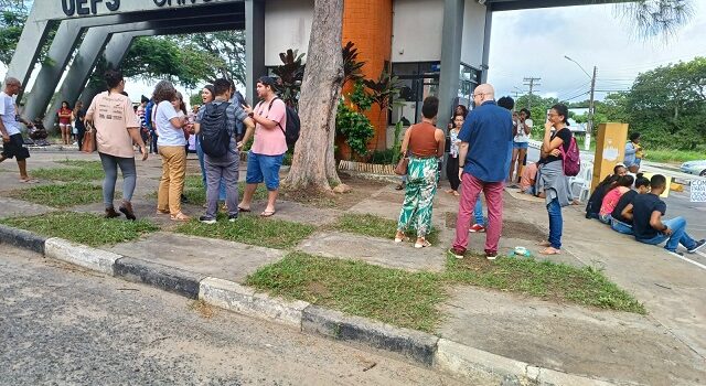 Manifestação de estudantes da Uefs continua nesta quarta-feira (10)
