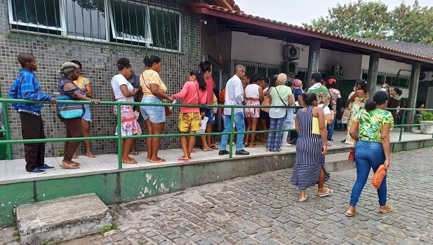 Trabalhadores da Policlínica do Conjunto Feira X paralisam as atividades em protesto por falta de pagamento