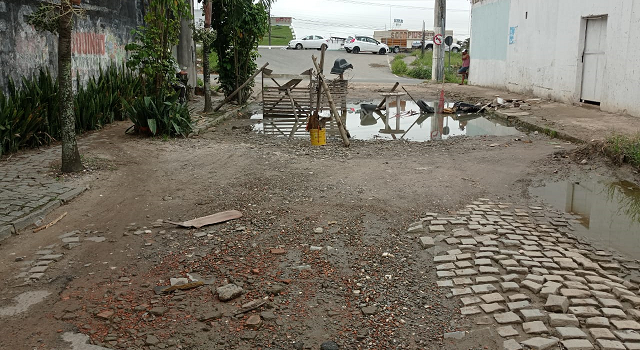 Moradores reclamam de esgoto a céu aberto e rua sem pavimentação