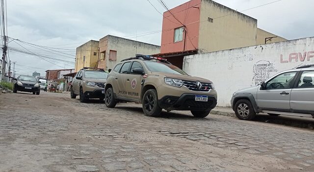 Homem é assassinado em vila de quartos no bairro Queimadinha