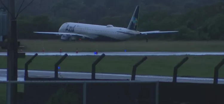 Avião ultrapassa limite de pista e para em área de matagal durante pouso no Aeroporto Internacional de Salvador