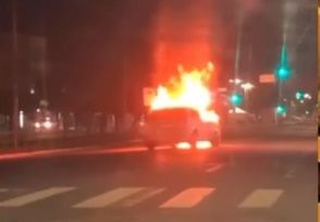 Carro entra em combustão na Avenida Getúlio Vargas