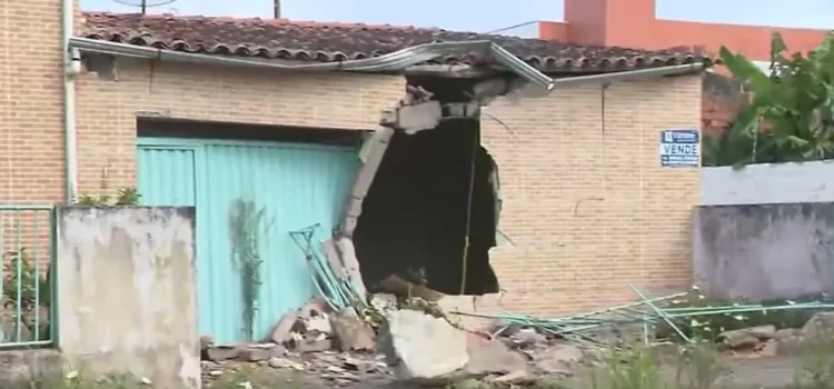Ônibus invade casa após motorista ter queda de pressão em Feira de Santana; foto mostra buraco