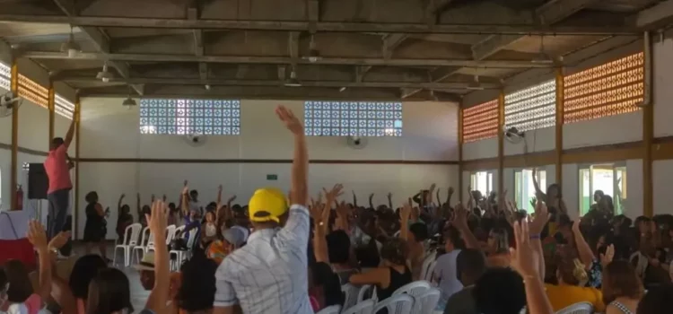 Trabalhadores da rede municipal de educação de Lauro de Freitas paralisam atividades por 72 horas