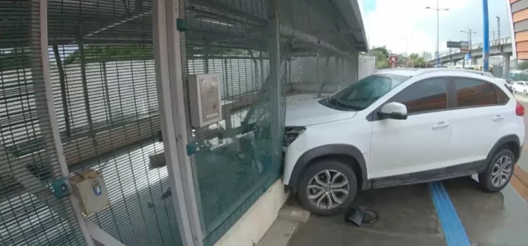 Motorista perde controle e bate em bicicletário de estação do metrô em Salvador