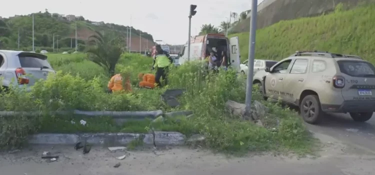 Motorista bate carro em moto ao se assustar com suspeita de assalto em Salvador