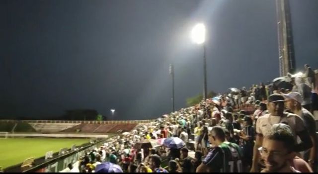 Jogo entre Fluminense e Juazeiro é interrompido após curto-circuito em torre de iluminação do Joia