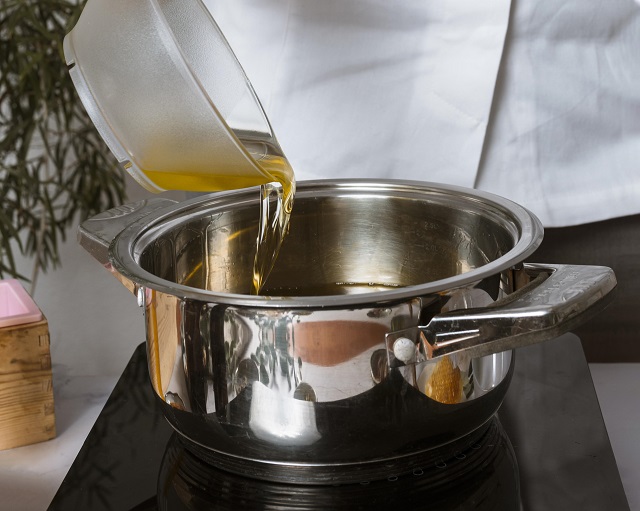 Saiba como descartar o óleo de cozinha e entregar para reciclagem em Feira de Santana