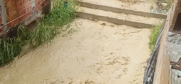 Temporal causa alagamentos em casas e vias de Salvador; Defesa Civil emite alerta por causa do acumulado de chuva