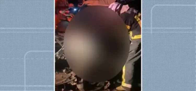 Acidente entre carro e caminhão deixa dois mortos na BR-367, no extremo sul da Bahia