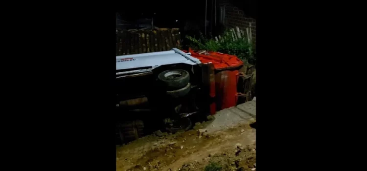 Caminhão do lixo tomba após calçamento ceder no Vale do Jiquiriçá, na Bahia