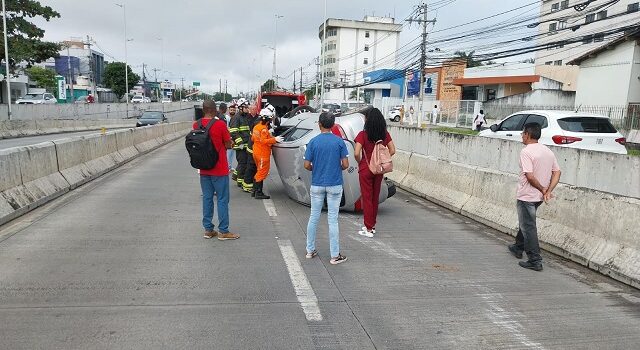 Veículo capota no túnel da Avenida Maria Quitéria; condutor não conseguiu sair do carro