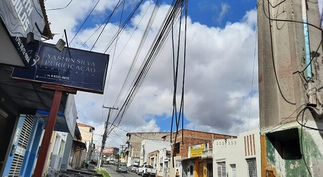 Coelba orienta o que deve ser feito ao encontrar fiação caída dos postes