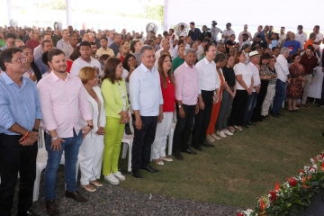 Ao lado de ministros, Jerônimo entrega Colégio Integral e adere a programas federais em Feira
