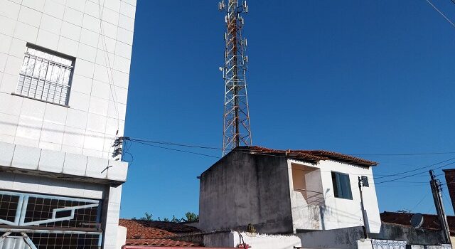 Após reclamações de forte barulho de antena, secretário diz que empresa de telefonia pode ser multada em até R$50 mil