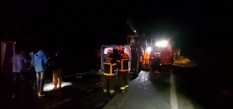 Motorista morre após batida entre caminhões no extremo sul da Bahia