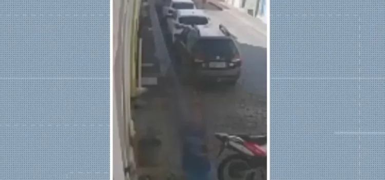 Mulher tem celular roubado enquanto segurava aparelho em bar no Centro Histórico de Salvador