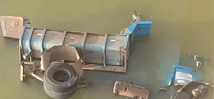 Caminhão destrói mureta de ponte e despenca de altura de cinco metros na Bahia