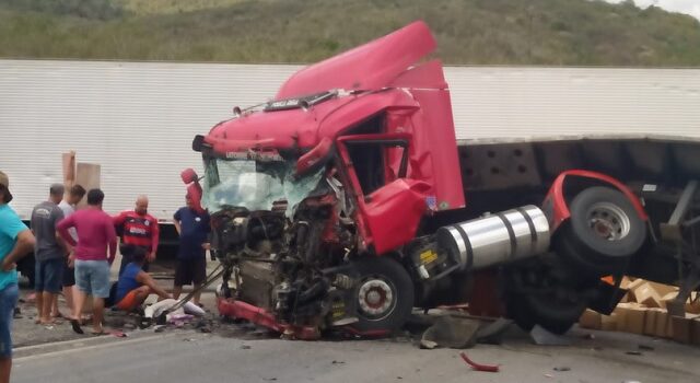 Carretas colidem e deixam 3 pessoas feridas na BR-116, em Jaguaquara