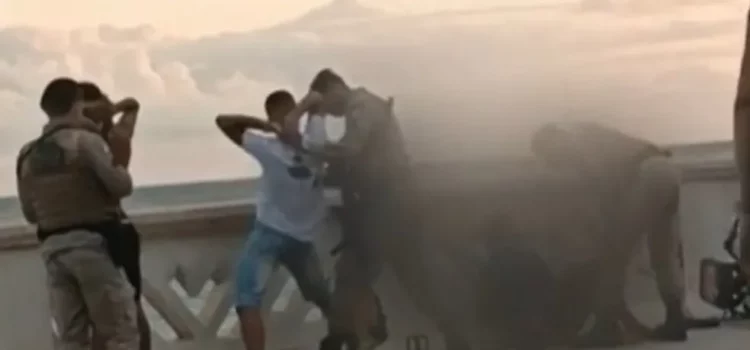 Jovem leva tapa no rosto durante abordagem policial na orla turística de Salvador