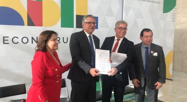 Representantes de Feira de Santana entregam documento ao ministro Alexandre Padilha para construção da via perimetral norte e novo campus da UFRB