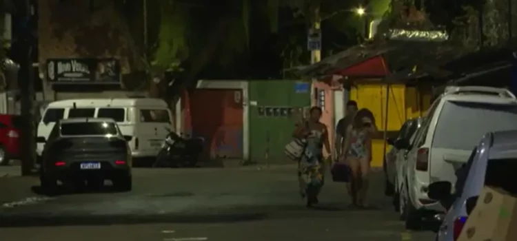 Imagens mostram famílias ao deixar bairro de Salvador após intensa troca de tiros, mortes e ações com reféns