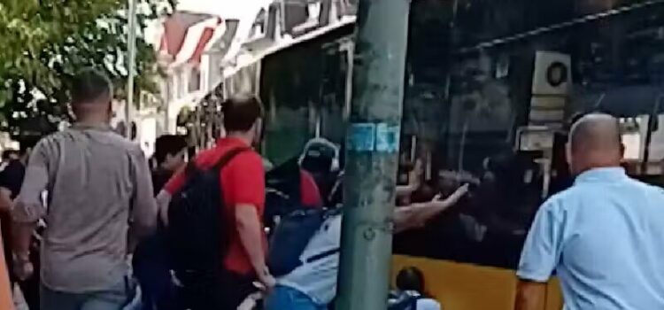 40 pessoas se unem, levantam ônibus e salvam jovem preso sob uma roda