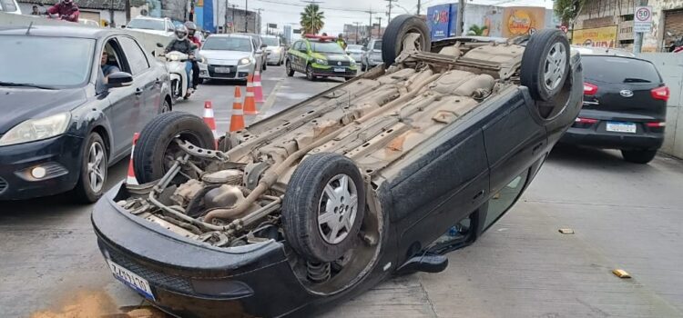Veículo capota no túnel da Avenida João Durval Carneiro