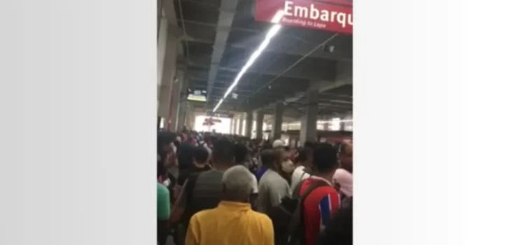 Estações de metrô de Salvador ficam lotadas após trem apresentar lentidão