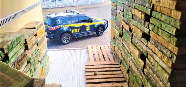 Mais de 2 toneladas de maconha são apreendidas em fundo falso de caminhão frigorífico na Bahia