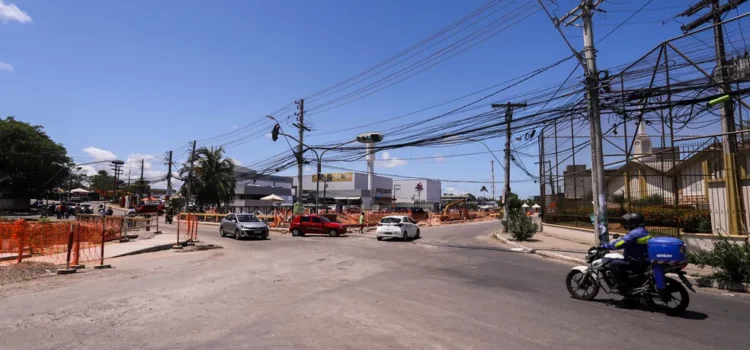 Trecho do trânsito de Lauro de Freitas sofre alterações para obra de esgotamento sanitário; confira mudanças